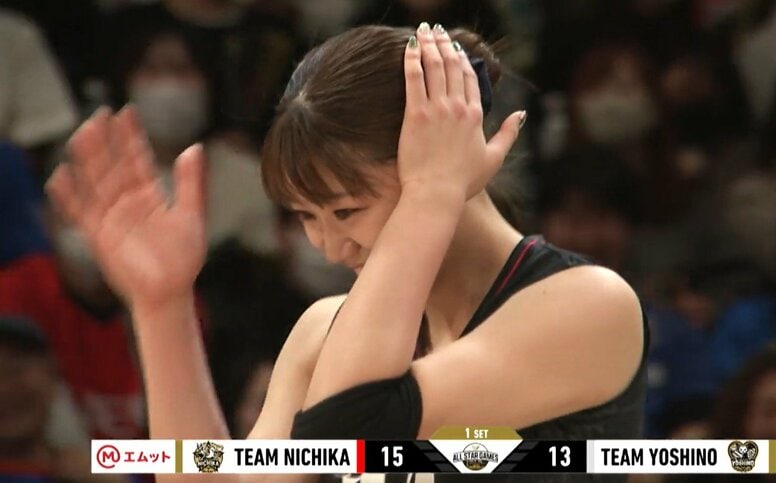 かわいいだけじゃ… 話題の女子バレー選手、天井サーブ“大失敗”で頭抱える