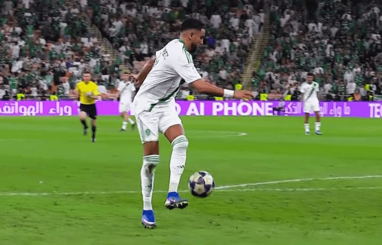 「なんだ今の…」「変態すぎる」元プレミアMVP、神戸戦の“神業トラップ”にファン驚愕！「マフレズうますぎて笑う」【ACLE】