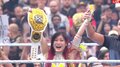 イヨ・スカイ、WWE“最大の祭典”で日本人女子初の快挙! 女子世界王座防衛に成功 リア、ビアンカとのトリプルスレット戦を制して歓喜…全米熱狂