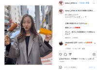 板野友美、チーズハットグを笑顔で頬張る食べ歩きショットに「可愛いの渋滞」「大好き」の声