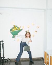 飯豊まりえ、誕生日を祝われたお茶目なオフショットに反響「かわいい」「スタイルも良すぎる」