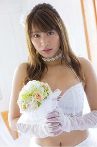 久松郁実　ウェディングドレス風ビキニショットに称賛「可愛くてセクシー」「むちゃくちゃ素敵」