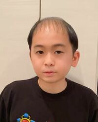 トレエン斎藤、子供姿が有吉弘行に似ている？ 「確かに似てます笑」「幼くて可愛い」と反響