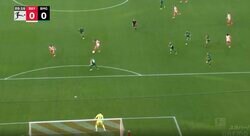 「変態パス！」「もはや意味不明」 美しい反転トラップ→針の穴を通す“神スルーパス”が炸裂した瞬間　首位撃破へ！ファン待望の“バイエルンの魂”が貫禄プレー