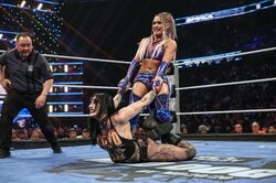 人気日本人女子レスラー、衝撃の顔面“ガチ踏みつけ”シーンがSNSで大バズり…実況席も顔を覆う“無慈悲制裁”の一部始終