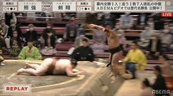 「飛んでいった」空中での“珍”攻防に館内どよめき 「両足も浮いて…」解説も困惑