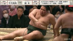 大型力士が土俵の上でぺたん 座ったまま動かない様子に館内どよめく「どした？」「大丈夫か」