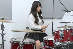 大人気高校生カップルのかわいすぎる彼女、華麗なドラム姿に「すごい」の声！彼氏もメロメロ「俺がドラムになりたいです」