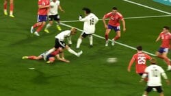 「涼しい顔でダンス」伊東純也の“極上フェイント弾”に英国メディアも脱帽！「見事なステップ」「GKの虚を突いた」など絶賛