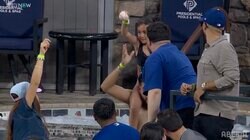 フリーマンの特大弾で“嬉しいサプライズ” 「HRボール」をキッズがゲット、スタンドは拍手喝采…意外な落下地点も話題に