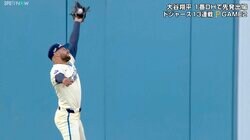 球場騒然、フリーマンも拍手！ 衝撃の“センターライナー”が話題に　激突→転倒…それでも捕球「これキャッチするのすげーなw」奇跡的瞬間