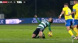 一体、何が起きた？ 選手が突然ヒザから崩れ落ちてスタジアム騒然　ノーファウル判定で審判が駆けつける→目を疑うようなリアクション