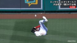 空にも敵がいた！太陽と重なる打球に外野手が悪戦苦闘 連続するフライにファン「ヒヤヒヤする」「怖すぎ」