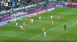 「戻ってきてるのかよ！」「ヒヤヒヤした」浅野拓磨が体を張った“強烈タックル”を炸裂した瞬間　全速力で帰陣→絶体絶命のピンチを阻止した“魂のディフェンス”	