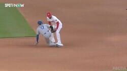 打ち取ったはずなのに…大谷翔平が“いつの間にか”二塁到達のチート技 ボテボテ安打→即盗塁の“プレッシャーラン”に驚愕「ほんと速いよな」