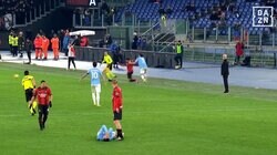 賛否両論のレッドカード判定！ 味方が顔面強打→プレー続行に慌てて掴み倒して退場の一部始終…「セルフジャッジが悪い」「主審が試合を止めるべき」などSNSも意見割れる