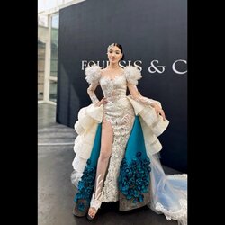 アンミカ、30年ぶりのパリコレ復帰で美脚大胆露出のドレス姿披露 「うっとりする」「憧れです」と反響