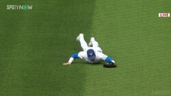 球場、いきなり大興奮！ふらふらと上がったフライに先頭打者“ダイビングキャッチ“の美技