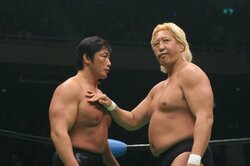 鈴木みのる、闘病中の高山善廣に“高山カラー”の鈴木軍新ジャージを贈る