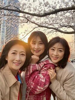 松本明子、病室で還暦を迎えたことを明かす「骨折手術入院になるとは…」 “同期3ショット”も公開