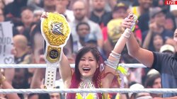 イヨ・スカイ、WWE“最大の祭典”で日本人女子初の快挙！ 女子世界王座防衛に成功 リア、ビアンカとのトリプルスレット戦を制して歓喜…全米熱狂