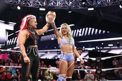 美女レスラーがケーキまみれに…凶悪女子のギャップ全開“乙女なサプライズ”ほっこり動画が大反響