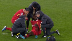 「汚いことするなよ！」18歳FWの“足掛け”に怒号殺到「ふざけるな」「荒すぎる」遠藤航も心配したリヴァプールDFの痛々しいワンシーン