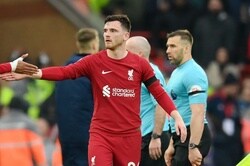 副審がリヴァプールDFロバートソンに肘打ち？　審判員団体は調査を開始