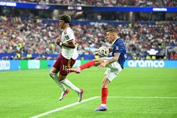 「何やってんだよ」「完全に蹴り入れてる」フランス代表DF、ヤマルに“自滅キック”お見舞いで痛恨のPK献上…解説・内田篤人氏も「これは安易」と指摘