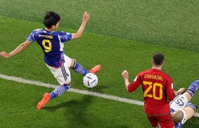 「線上の魔術師」「ミリをコントロールする」三笘薫がW杯で話題の“三笘の1ミリ”をすぐさま再現!? クラブ公式が煽り話題に「どこかで見たことある!?」