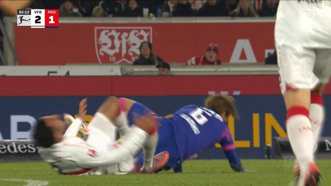 これがファウル？日本代表MF、爆速ダッシュでボール回収するもまさかのジャッジに不満露わ「ボールに行ってますけどね」 5枚目