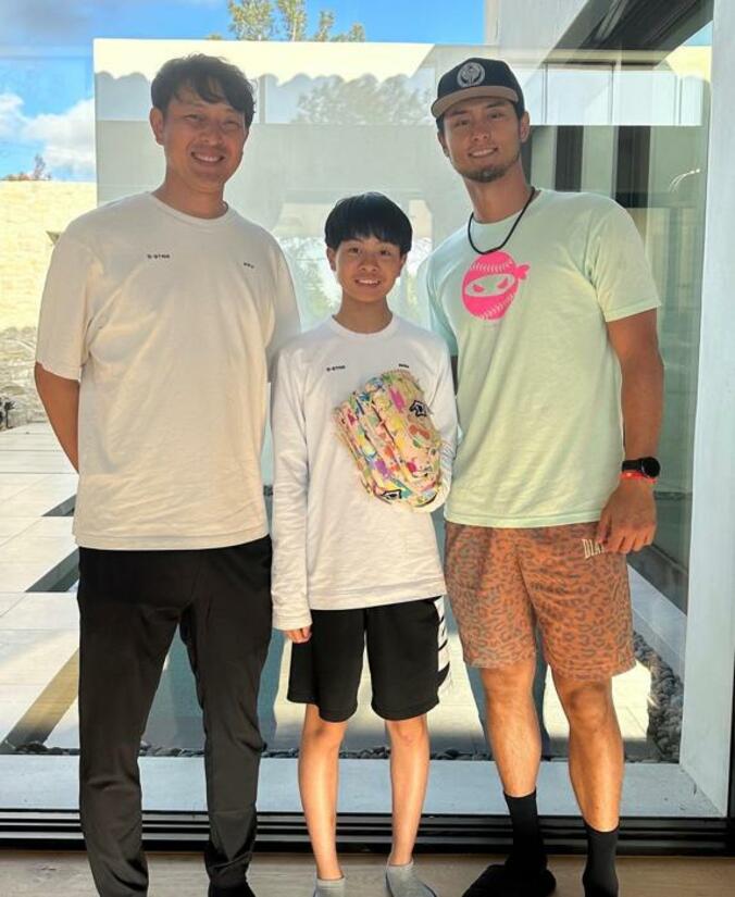  岩隈久志、ダルビッシュ有の自宅を訪れ息子との3ショットを公開「グローブまでもらい」  1枚目
