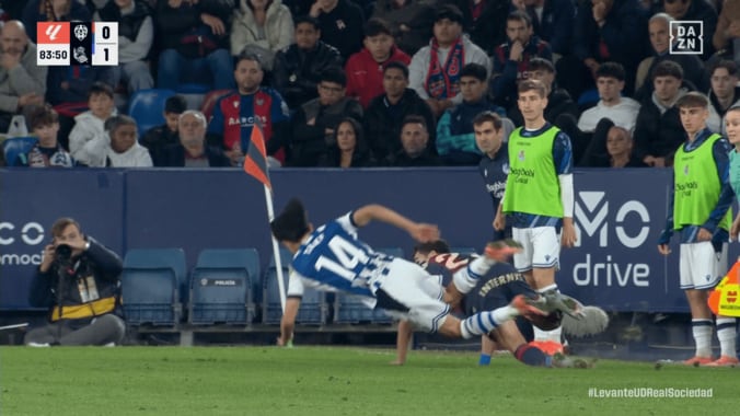 「ふざけるな！」久保建英、“危険タックル”の被害…「怪我が怖い…」「足を引いてるけど削った」足首を押さえて倒れファン悲鳴 5枚目