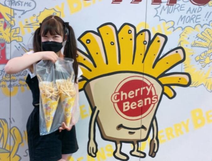 【画像】ポテトを手にする菜桜さん