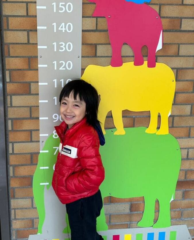  アレク、目が真っ赤になり腫れてしまった息子「アレルギーがひどくて」  1枚目