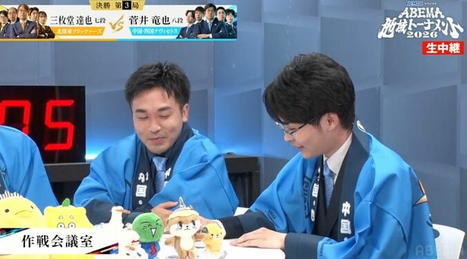【写真・画像】そんなのアリ！？菅井竜也八段、決勝戦でのまさかの“新手”にファン爆笑「すぐ弟に甘えるw」「コレは草」／将棋・ABEMA地域トーナメント2026　1枚目