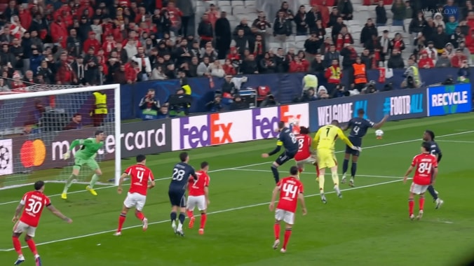 「クレイジーな瞬間だ！」ベンフィカGKが劇的“ヘディング弾”CL史上3人目の快挙でレアル・マドリード粉砕！モウリーニョ監督は「この大男ならやれると分かっていた」 4枚目