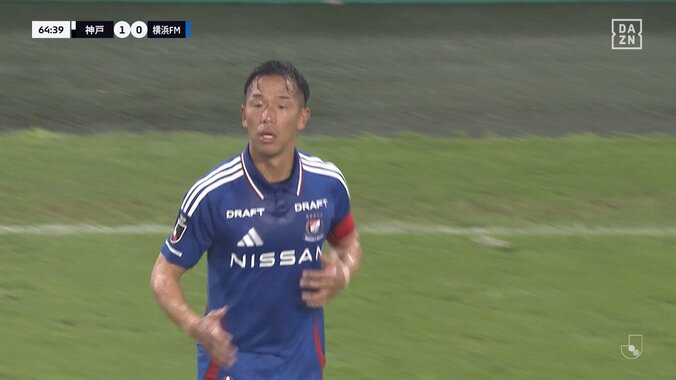 物議を醸すジャッジ！「意味わからん」「もろ後頭部」背後からジャンピングニーを喰らう危険接触→倒された選手がイエローカードでファンの不満噴出 3枚目