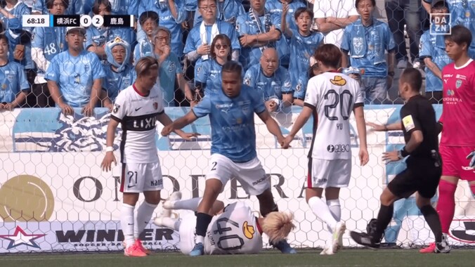 衝撃！「退場だろ！」鈴木優磨が挑発パフォ→敵DFが踏みつけでSNS騒然「煽りすぎ」「スパイクで踏むのは酷い」「今季で一番醜いスロー映像」「喧嘩両成敗」 3枚目