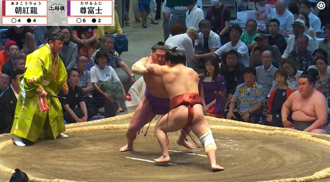 「美人さんがいる」溜まり席に“個性的”な出で立ちで話題 「尊富士と紫コラボ」「姿勢もキレイ」ファン熱視線 4枚目