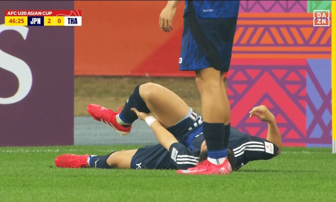 「荒くて怖い…」日本の至宝が“危険タックル”被害！ 英移籍内定の17歳・高岡伶颯が悶絶→実況解説陣も心配した瞬間【U20アジアカップ】 4枚目
