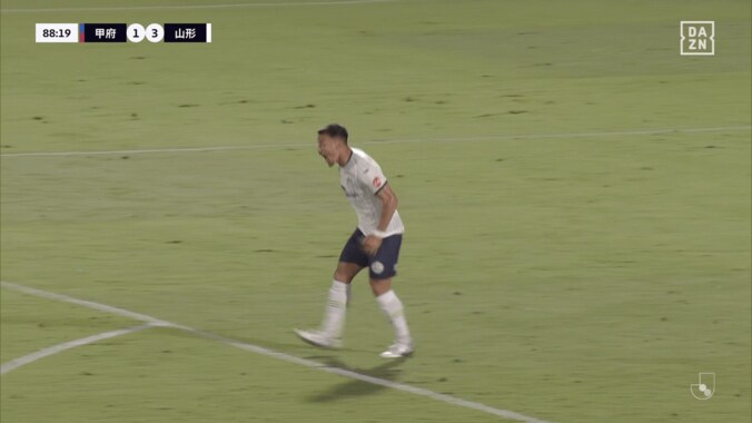 「相手が転んだだけだよね？」“ゴール取り消し”のファウル判定に激昂！「ガチギレも納得」山形FWにファンも同情 4枚目
