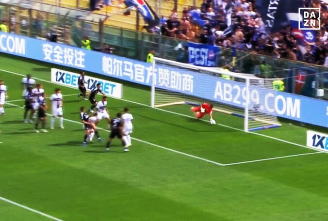 「猫のように飛んだ」鈴木彩艶の“神反応セーブ”をイタリア全国紙が絶賛！「驚異的な介入」「パルマで最高の選手」 2枚目