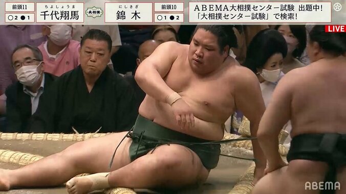 大型力士が土俵の上でぺたん 座ったまま動かない様子に館内どよめく「どした？」「大丈夫か」 1枚目