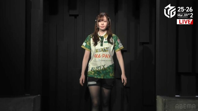 美脚も魅力！東城りお、華やかなヘアスタイルで入場