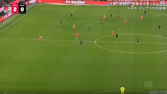 「なんやこれ！？」恐怖の“爆速カウンター”→4人連動で混乱「ヤバすぎるだろ」 バイエルン、衝撃の“高速アタック”に場内騒然 2枚目