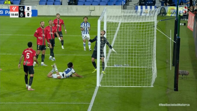 呪い…？ 久保建英が高精度クロス→味方が痛恨ミス…「アシストを消すな！」「なんだよ今のヘッド」アシスト未遂にSNS騒然  3枚目