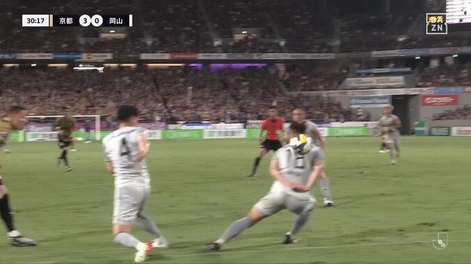 「さすがにヤバすぎる」DF2人を背負いながらの衝撃反転ゴラッソにSNS沸騰「宇宙人なの？」敵将も思わず笑ったスーパーゴールの瞬間 5枚目