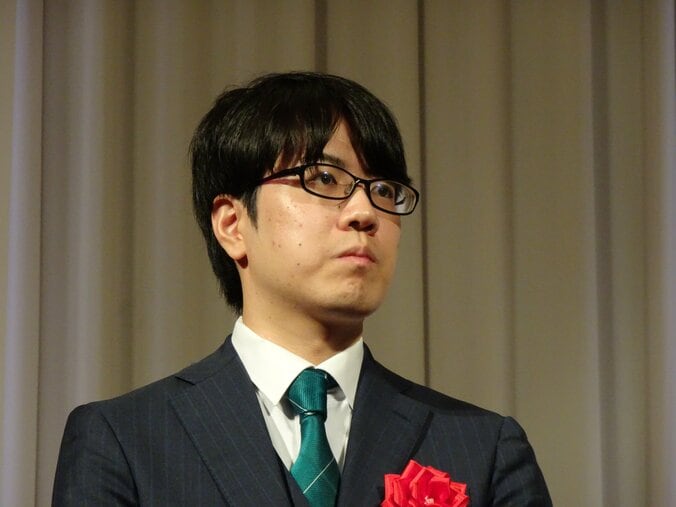 緊張した面持ちの服部慎一郎七段