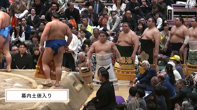 向正面、西の花道よりにモデルの黒田知永子（64）さんと、作家で“ハコちゃん”の愛称で親しまれる岩下尚史（64）さん